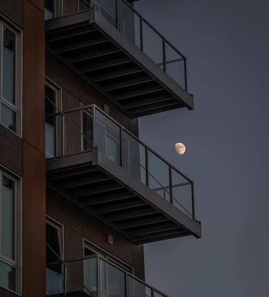 Colpo Verticale Edificio Residenziale Con Balconi Contro Cielo Notturno Con — Foto Stock