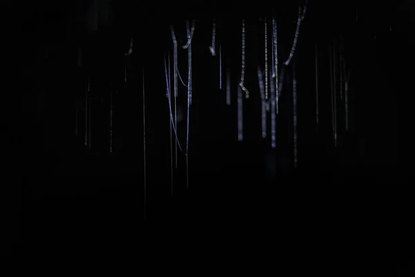 Karanlıkta Süzülen Icicles Yakın Çekimi — Stok fotoğraf
