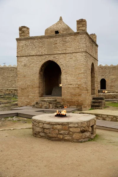 Een Verticaal Schot Van Een Atashgah Zoroastrian Fire Temple Azerbeidzjan — Stockfoto