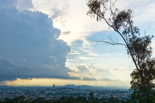 Die Schöne Wolkenlandschaft Über Der Stadt — Stockfoto