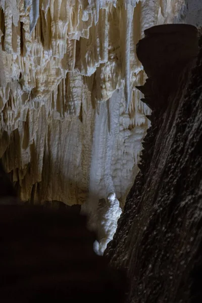 Plano Vertical Del Kárstico Las Hermosas Cuevas Frasasassi Italia — Foto de Stock