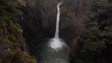 Kayalarla çevrili gizli bir şelalenin insansız hava aracı görüntüleri. Şelale Rio Bonito, Arjantin.