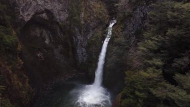 Kayalarla çevrili gizli bir şelalenin insansız hava aracı görüntüleri. Şelale Rio Bonito, Arjantin.