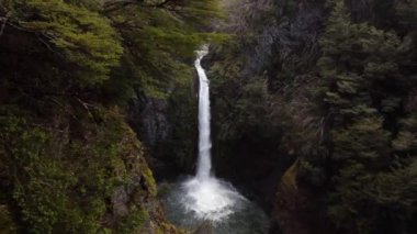 Kayalarla çevrili gizli bir şelalenin insansız hava aracı görüntüleri. Şelale Rio Bonito, Arjantin.
