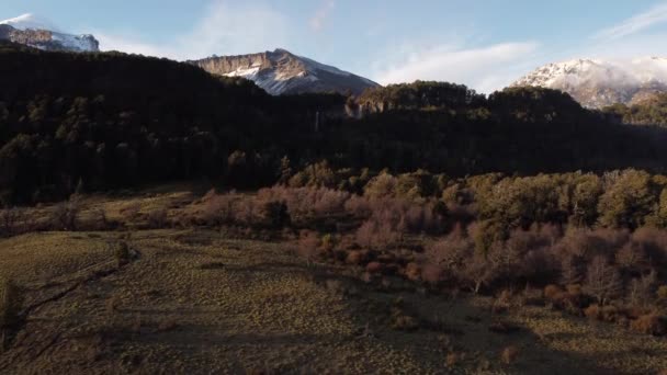 Nagranie Drona Doliny Suchą Roślinnością Górami Tle — Wideo stockowe