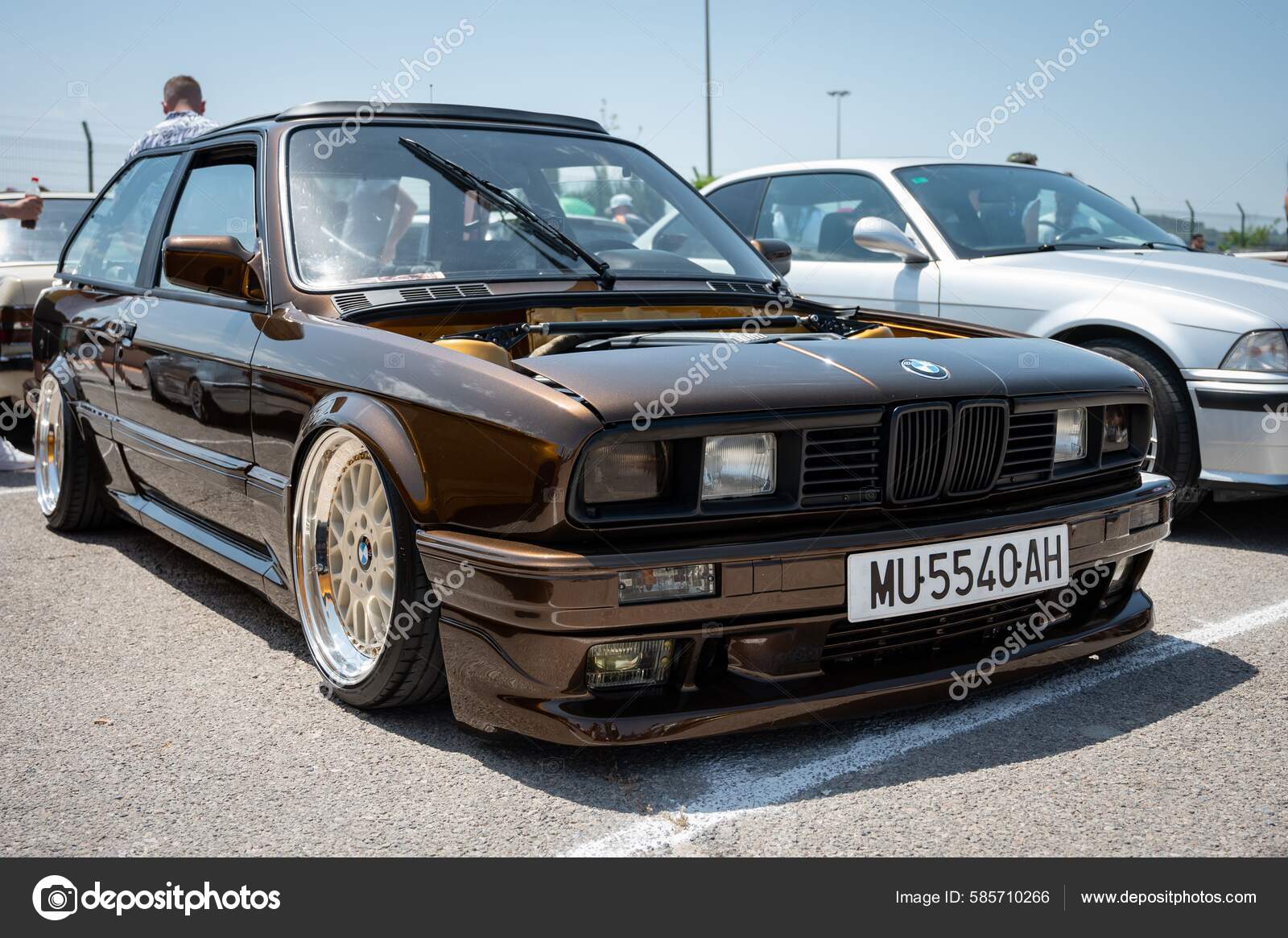 Красивый Коричневый Bmw E30 Квадратными Фарами Открытым Капюшоном.
