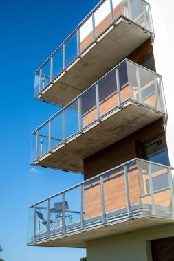 Bernata caddesinde yeni bir apartmanın balkonlarının dikey görüntüsü..