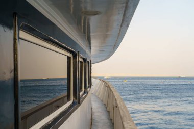 Mavi gökyüzünün altında yattan deniz manzarası