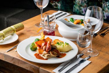 Tabağın kenarında taze pişmiş et ve sebzeli sosis.