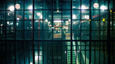 İçerisi aydınlık bir binanın cam cephesi.