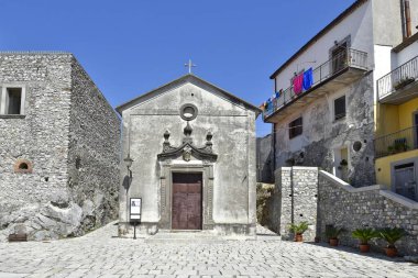 Aieta köyü, Calabria bölgesi, İtalya 'daki küçük bir kilisenin manzarası.