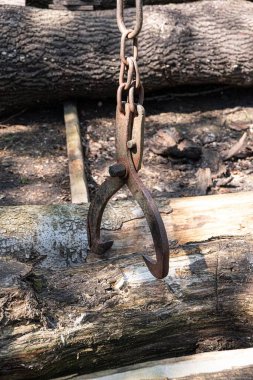 Kapıda asılı paslı bir kanca ve zincirin yakın çekimi.