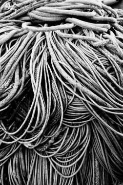 Gri tonda bir ip yığınının dikey görüntüsü