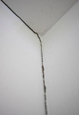 Duvarda bir çatlak var. Köşedeki kiremitler serbest bırakılır ve çatlak ortaya çıkar.