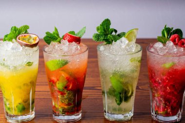 Ahşap masada bir dizi mojito.