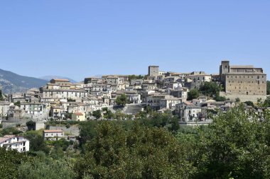 İtalya 'nın Calabria bölgesindeki Altomonte köyünün güzel bir manzarası.