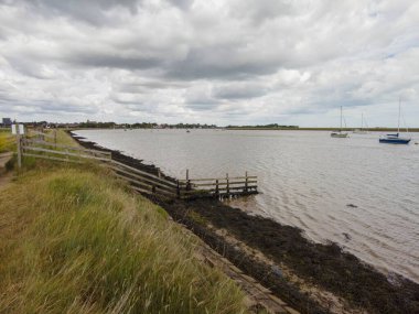 Bulutlu bir günde Alde nehrinin yeşil kıyı manzarası