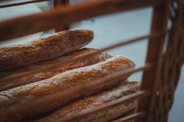 Bir yığın taze ekmek.