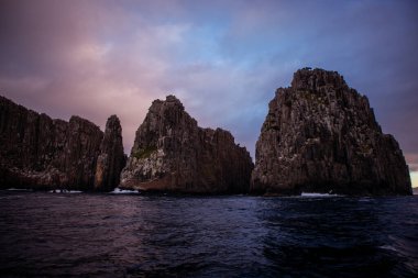 Cape Hauy 'da gün doğumunda deniz manzarası ve uçurumlar