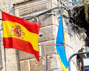 Güneşli bir günde İspanya ve Ukrayna 'nın bayrakları sokaklarda dalgalanır.