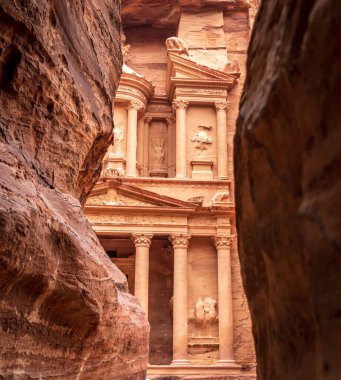 Al Siq 'in Ürdün' deki antik Nabatean şehri Petra 'ya girişinin dikey görüntüsü.