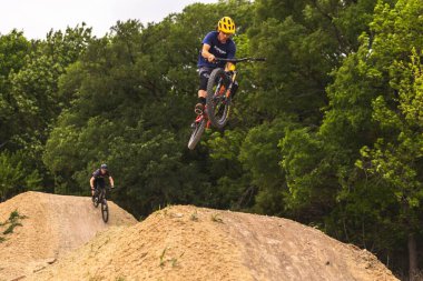 ABD 'nin Mckinney kentindeki Erwin Park' taki büyük açılışta bisiklete atlayan bir binici.
