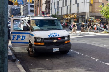 New York 'ta gündüz vakti Shake Shack' in yanına park etmiş bir NYPD polis minibüsü.