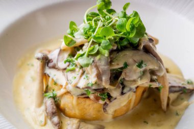 Taze pişmiş sebze. Beyaz tabakta ang eti.