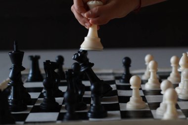 Bir satranç oyununda beyazın siyahı yendiği yakın çekim.