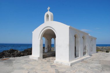 Agios Nikolaos Şapeli güneşli bir günde mavi gökyüzüne karşı