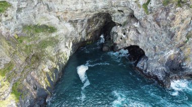 Güneşli bir günde dağa yakın mavi bir okyanus.