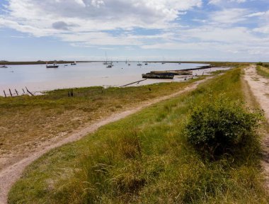 Suffolk, İngiltere 'deki Alde nehrinin manzarası Snape ve Aldeburgh' dan geçiyor.
