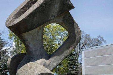 Kaliforniya 'da güneşli bir havada eski bir taş heykelin manzarası.