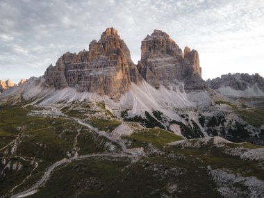 İtalya 'daki Tre Cime di Lavaredo dağ sırası.