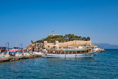 Kusadasi Kalesi 'ne giden güzel bir yol manzarası.