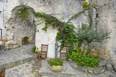 İtalya 'nın Calabria bölgesindeki Scalea köyündeki eski bir çeşmenin güzel bir görüntüsü.