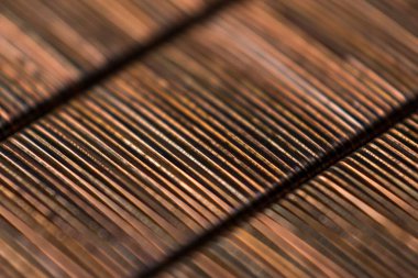 Kalın bronz tel zımba desenli yakın plan.