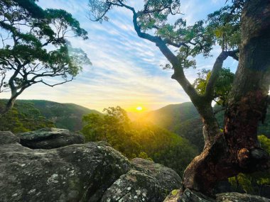 Güneşin ve bulutların altında güzel bir manzara.