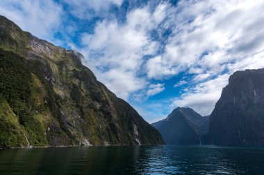 Yeni Zelanda 'nın Güney Adası' ndaki Milford Sound Fiord 'un nefes kesici manzarası.
