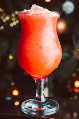 Yarasa tezgahında bir bardak karpuz suyu.