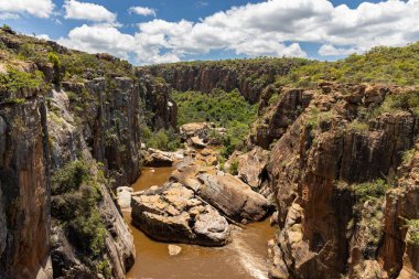 Güneşli bir günde Afrika 'da Blyde Nehri Kanyon Geçidi manzarası
