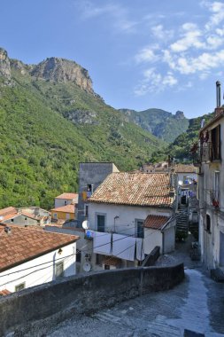 İtalya 'nın Calabria bölgesindeki dağlardaki Orsomarso köyünün dikey görüntüsü.