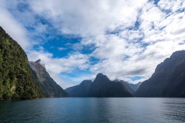 Yeni Zelanda 'nın Güney Adası' ndaki Milford Sound Fiord 'un nefes kesici manzarası.