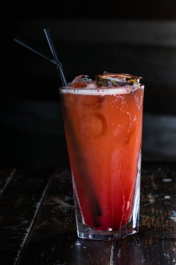 Buzlu ve pipetli karışık meyve suyu.