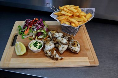 Deniz mahsulü yeşil salata, patates kızartması.