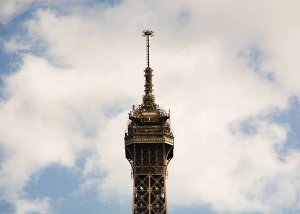 Topo Torre Eiffel Contra Céu Nublado — Fotografia de Stock