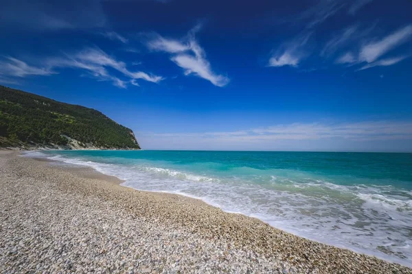 Vista Costa Hermoso Océano Azul Bajo Cielo Azul —  Fotos de Stock