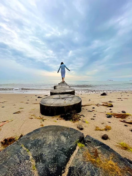 Young Female Blue Dress Walking Breakwater Seashore Wooden Logs — Stock Photo, Image