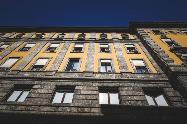 Low Angle Shot Gray Yellow Apartment Building Blue Sky — Stock Photo, Image