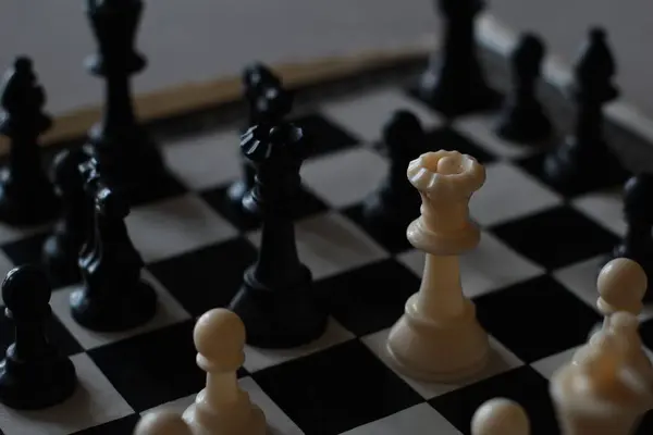 チェス盤の人物のクローズアップショット — ストック写真